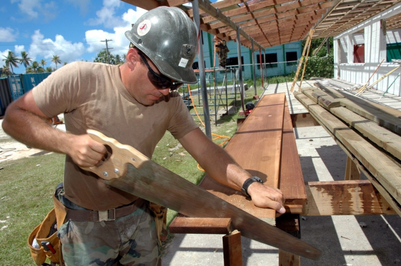 ebeniste-MOUGINS-min_worker_construction_building_carpenter_male_job_build_helmet-893290